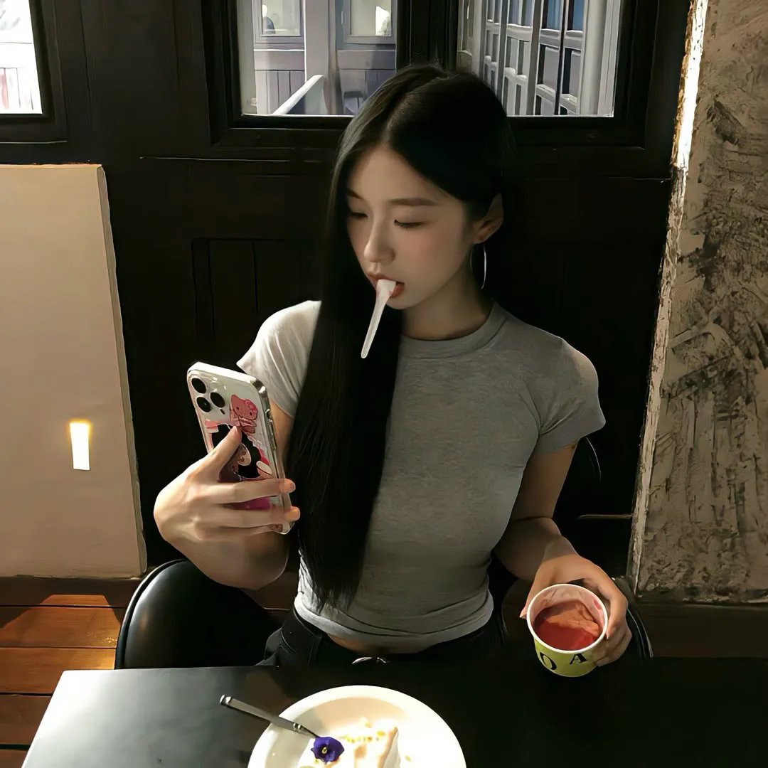 微光下的蓝色男孩